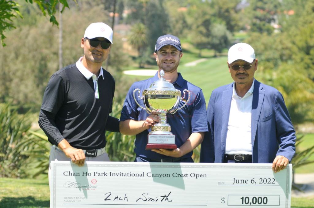 winners with trophy 